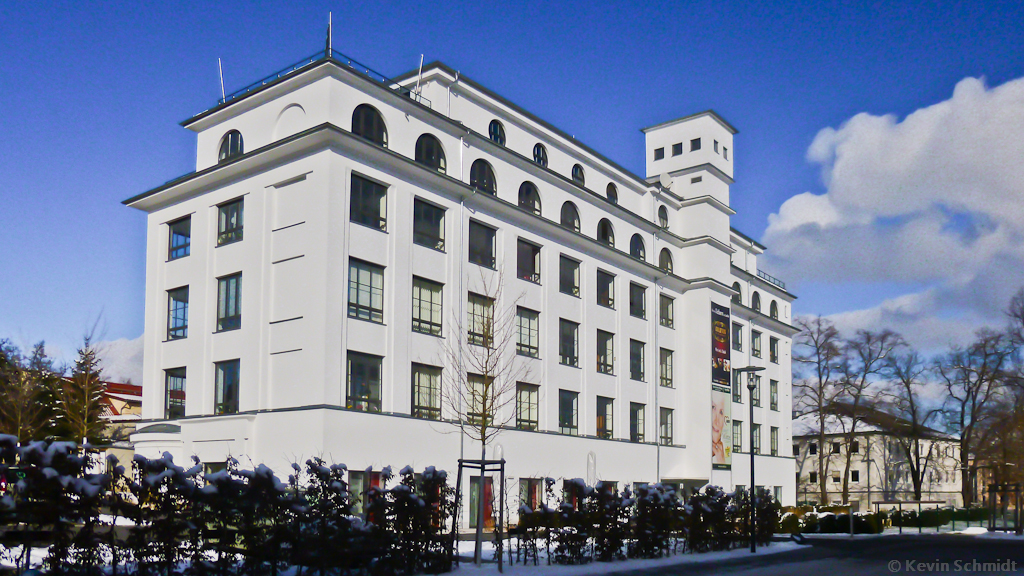 In dem markanten  Hochhaus  auf dem Gelnde eines ehemaligen Verpackungsmittelwerkes sdlich der Saalfelder Innenstadt sind heute kleine Wohnungen untergebracht, im Dachgeschoss befindet sich ein gehobenes Restaurant. (10.02.2013.)