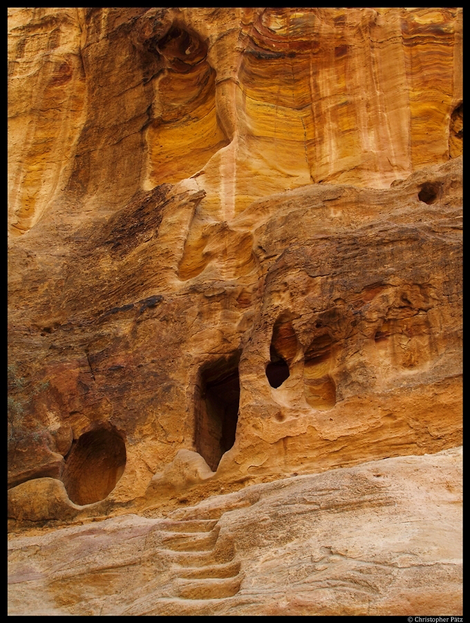In den Fels gehauene Hhlen und Nischen im Siq, einer Schlucht am Eingang der Felsenstadt Petra. (25.11.2012)