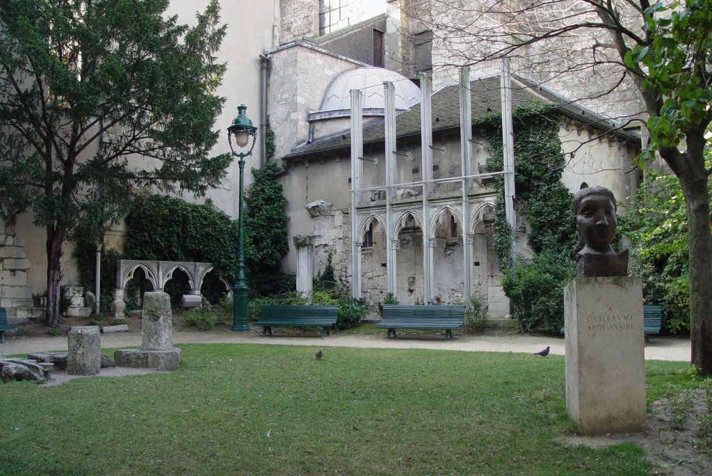 In der kleinen Parkanlage hinter der Kirche Saint Germain-des-Prs befinden sich Fragmente der heute nicht mehr vorhandenen Gebudeteile. Hier steht auch eine von Pablo Picasso geschaffene Bste zu Ehren von Guillaume Applolinaire, einem franzsischen Lyriker des 20. Jahrhunderts. (19.07.2009)