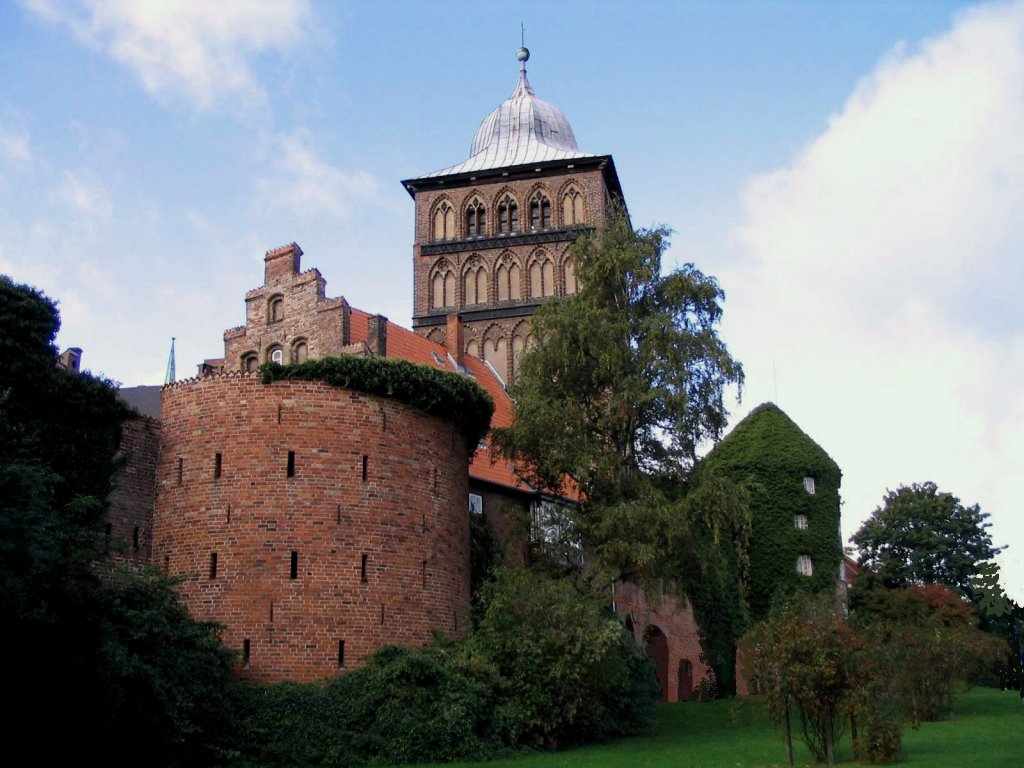 In Lbeck steht das Burgtor, das einzige noch erhaltene Stadttor,dass stadtein-und auswrts mit Kraftfahrzeugen durchfahren werden kann. Das Bild zeigt auch noch Teile der ehemaligen Stadtmauer. Diese Aufnahme wurde im Sommer 1995 gemacht...