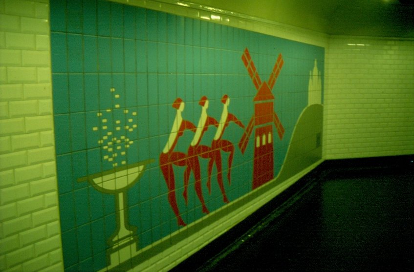 In der Metrostation  Place Blanche  gibt eine Kachelwand den ertsen Hinweis auf Moulin Rouge, Sacr-Coeur und Cabarets. (Dia aus dem Jahr 1984)