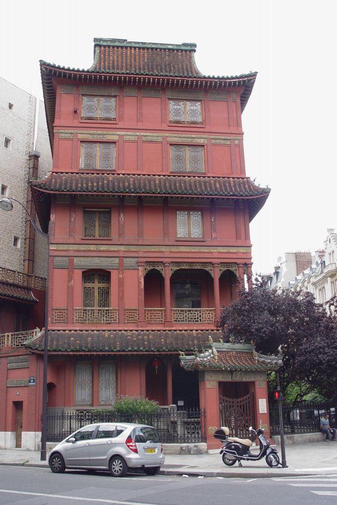 In der Rue de Courcelles steht die Pagode Loo. Ching Tsai Loo kam nach Paris um hier zu studieren und wurde schnell ein Antiquar fr fernstliche Kunst. Hierfr lie er 1926 das Gebude im Stil einer chinesischen Pagode errichten. (19.07.2009)