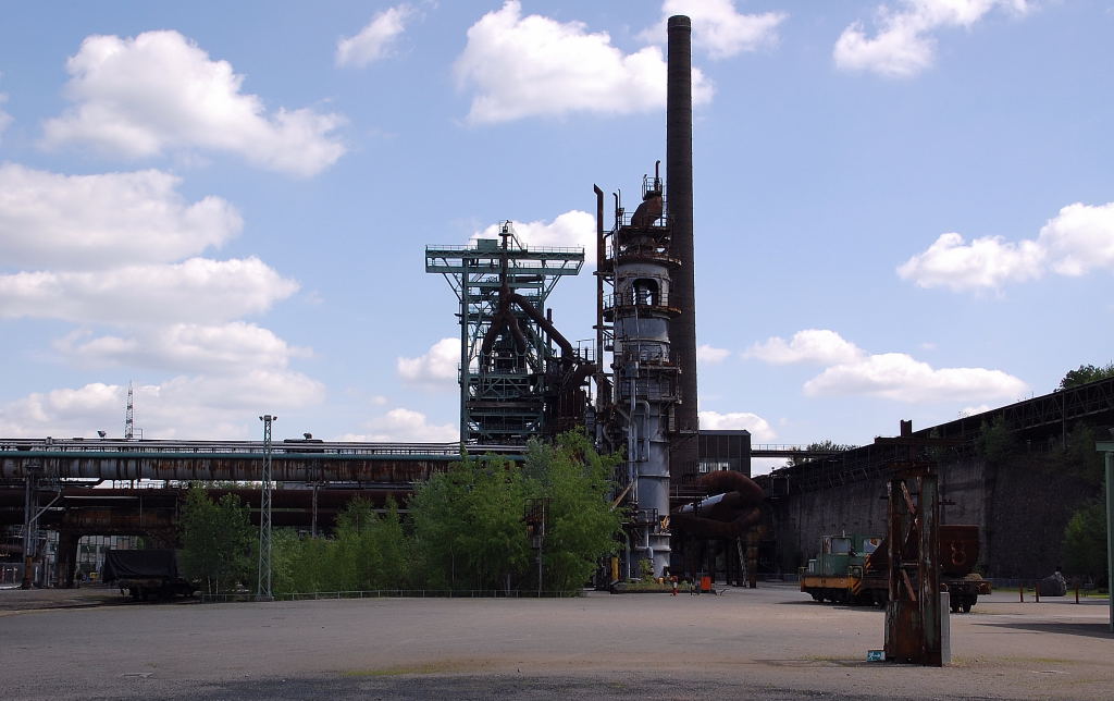 In der stillgelegten Henrichshtte in Hattingen/Ruhr ist das westflische Industriemuseum eingezogen und zegt die noch erhalten gebliebenen Relikte aus aktiven Httentagen......wie Windtrme, einen Hochofen, die Mlleranlagen und vieles mehr.....hier ist die Ansicht auf den erhaltenen Hochofen zu sehen......Hattingen den 17. Mai 2012 