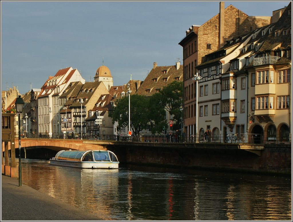 In Strasbourg sind viele Huser sehr nah am Fluss gebaut.
(28.10.2011) 