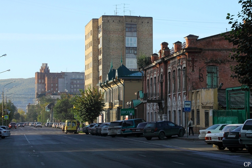 In der ul. Gor'Kogo in Krasnojarsk sind ein paar ltere Wohnhuser erhalten geblieben. (9.9.2011)