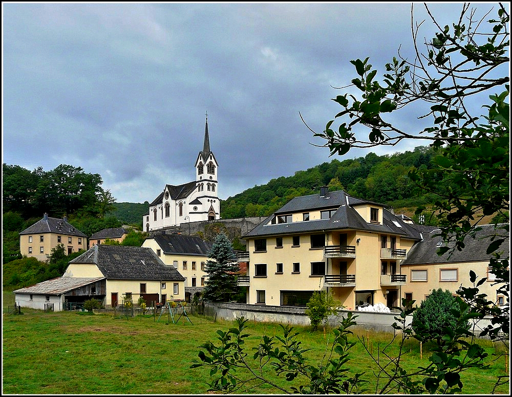 In Welscheid liegt die Kirche auf einem markanten Hügel und ist so von überall im Dorf gut zu sehen. Sie wurde 1880 gebaut und ist dem Heiligen Jakobus dem Älteren gewidmet. 25.07.2010 (Jeanny)
