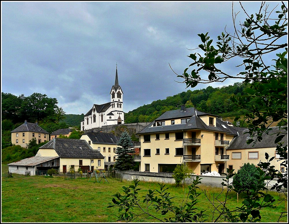 In Welscheid liegt die Kirche auf einem markanten Hgel und ist so von berall im Dorf gut zu sehen. Sie wurde 1880 gebaut und ist dem Heiligen Jakobus dem lteren gewidmet. 25.07.2010 (Jeanny)