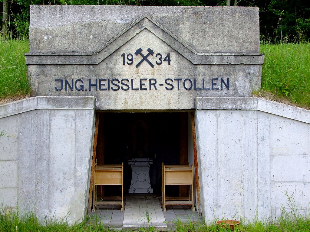 Ing. Heissler-Stollen 1934; bis 1995 ein Tor ins WTK-Braunkohlebergwerk bei Hinterschlagen, fungiert nun nach Einstellung als Gedenkkapelle; 120623
