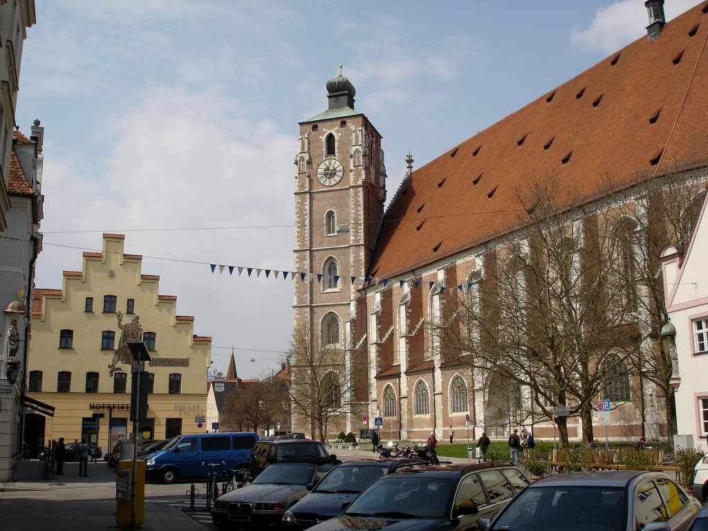 Ingolstadt, das Liebfrauenmnster, die sptgotische Hallenkirche mit stattlichen Ausmaen (Hauptschiff Lnge 90m Hhe 61m) entstand in der Zeit von 1425-1525, auffllig die ber Eck gestellten Doppeltrme, April 2006