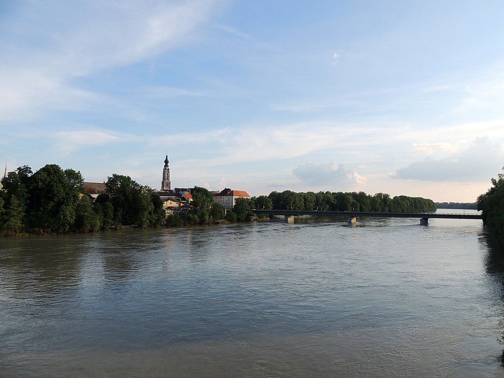 Innbrcke mit Blick auf die Pfarrkirche St.Stephan in Braunau; 130607