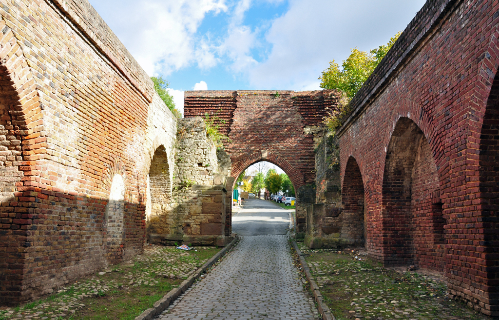 Innenansicht des Weiertores und Stadtmauer in Zlpich - 24.10.2010