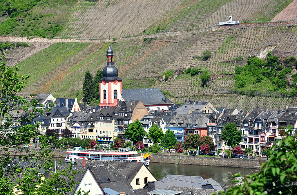 Innenstadt von Zell an der Mosel mit Kirche und Weinbergen - 14.05.2012