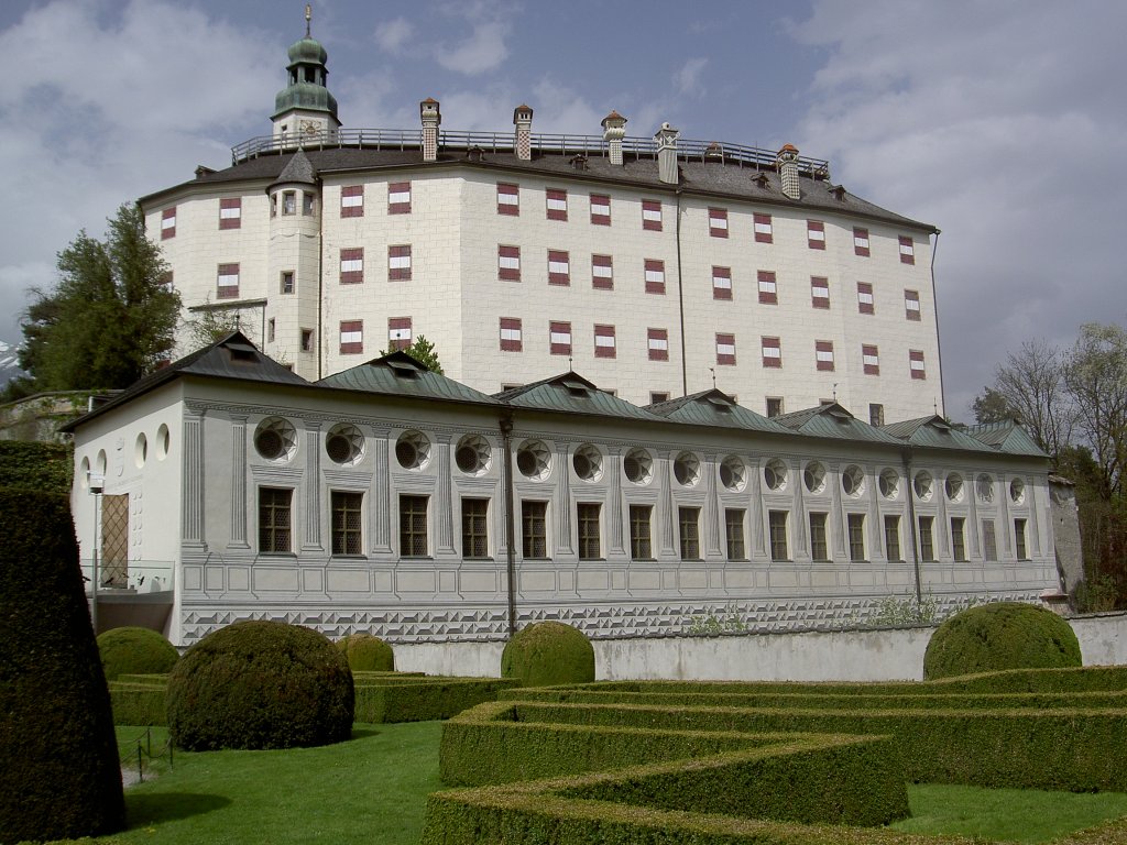 Innsbruck, Schloss Ambras, Burg der Grafen von Dieen-Andechs, heute Bundesmuseum 
(01.05.2013)