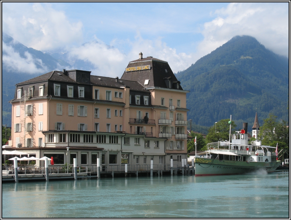 Interlaken im Kanton Bern, Schweiz, aufgenommen am 17.07.2010 an der Aare gegenber dem Hotel Du Lac. Das Hotel befindet sich ganz in der Nhe des Bahnhofs Interlaken-Ost und der dortigen Schiffanlegestelle fr die Passagierschiffe, die den Brienzer See befahren.