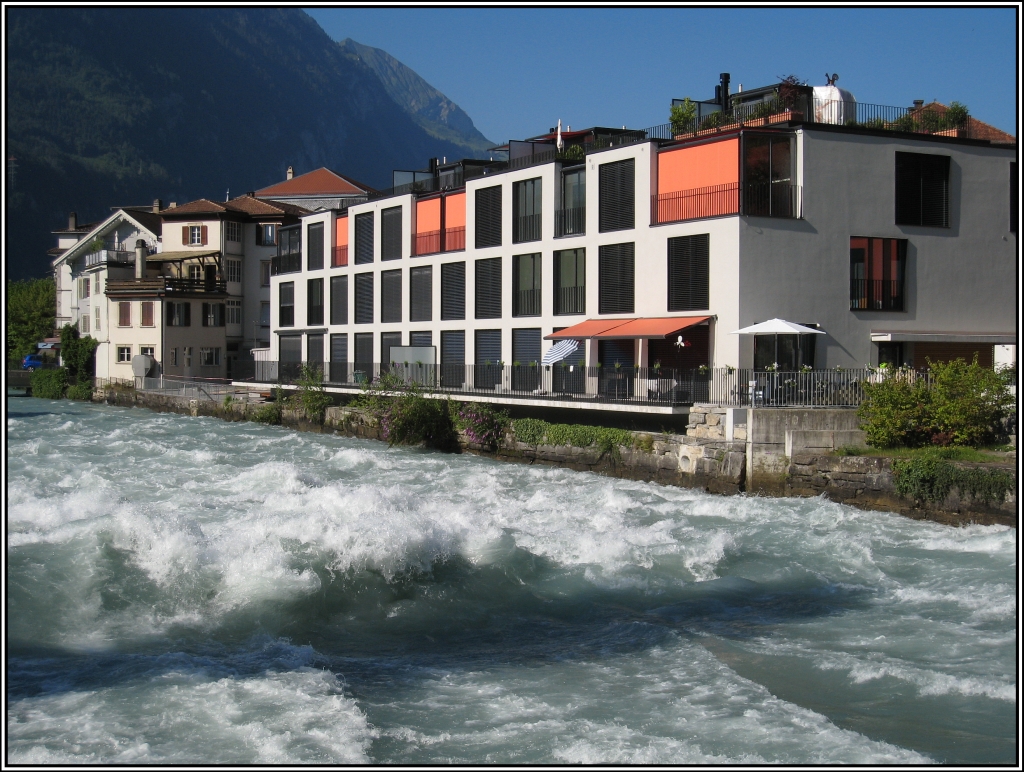 Interlaken im Kanton Bern, Schweiz, aufgenommen am 20.07.2010. Im Bild moderne Wohnbebauung an der Aare.