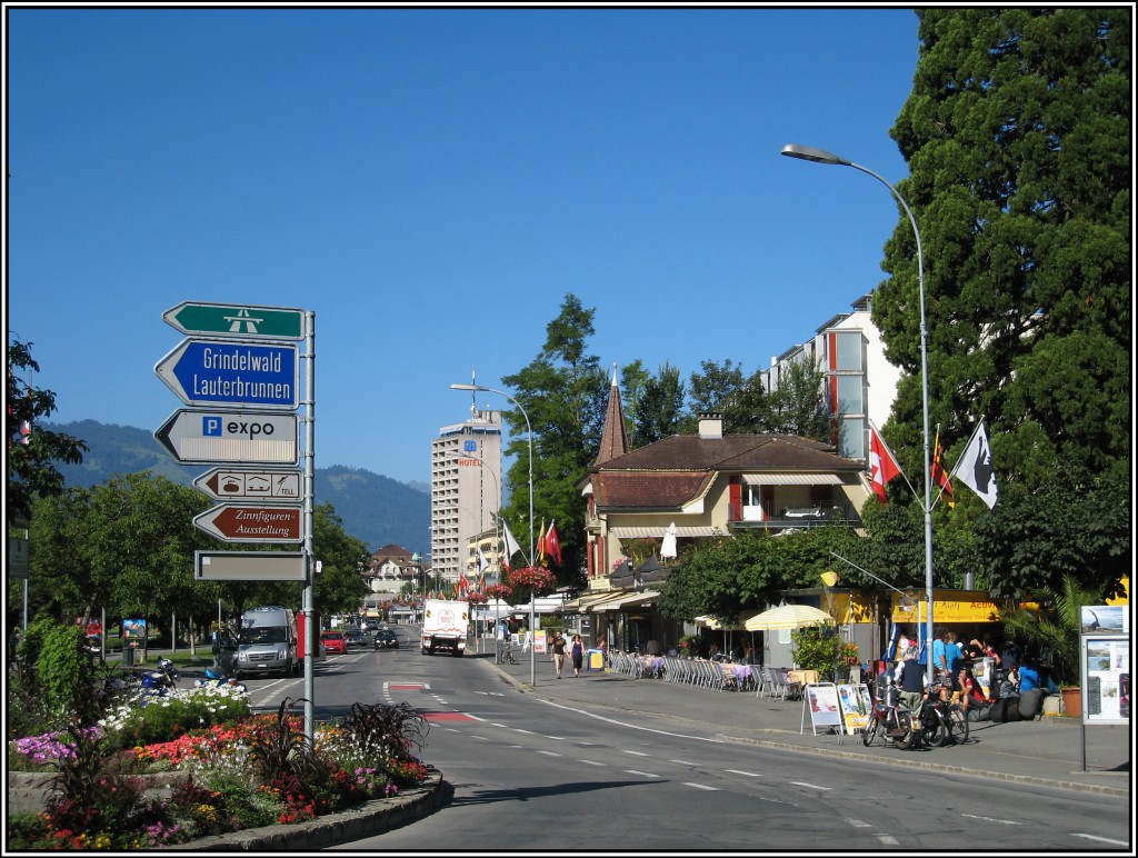 Interlaken im Kanton Bern, Schweiz, aufgenommen am 19.07.2010 am Hheweg. Das Hotel-Hochhaus sticht ein wenig unangenehm hervor.