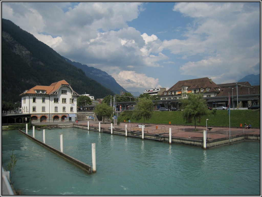 Interlaken im Kanton Bern, Schweiz, aufgenommen am 21.07.2010. Im Bild der westliche Schiffsanleger, von dem die Schiffe ber einen kleinen Stichkanal zum Thuner See aufbrechen. Rechts im Hintergrund ist der Bahnhof Interlaken-West zu sehen.