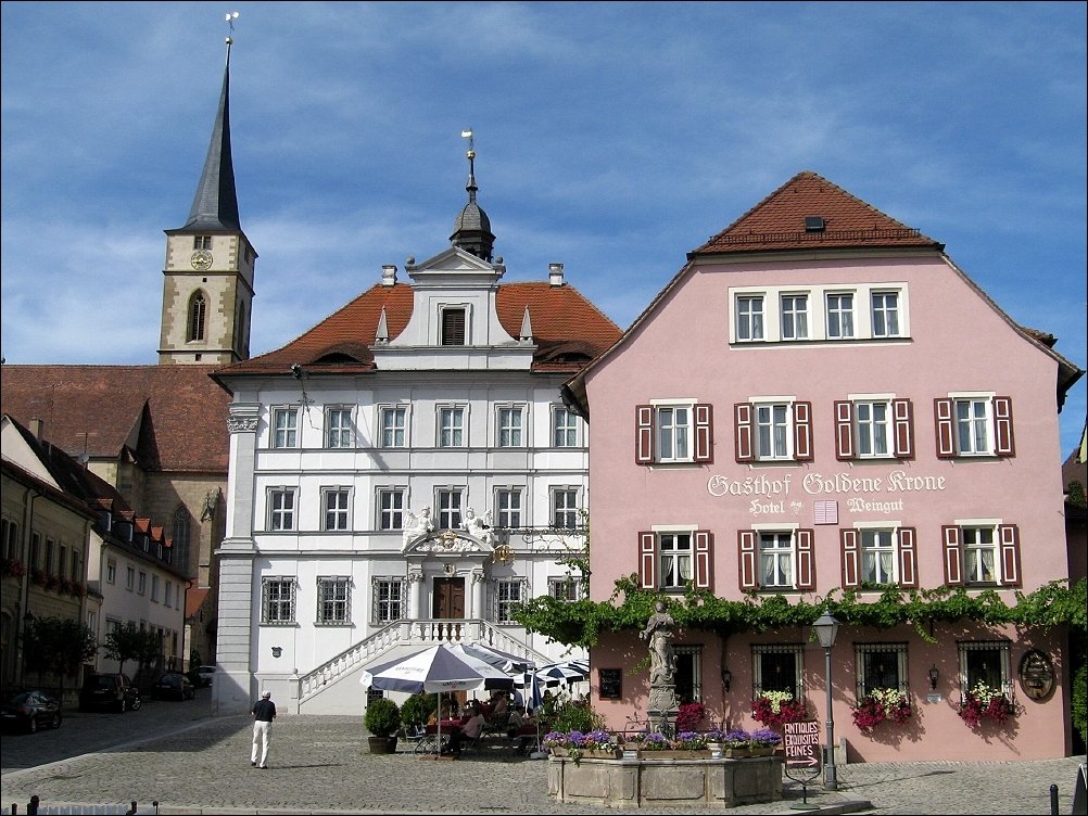 Iphofen. Gasthof  Goldene Krone , Rathaus und Stadtpfarrkirche St. Veit (August 2008)