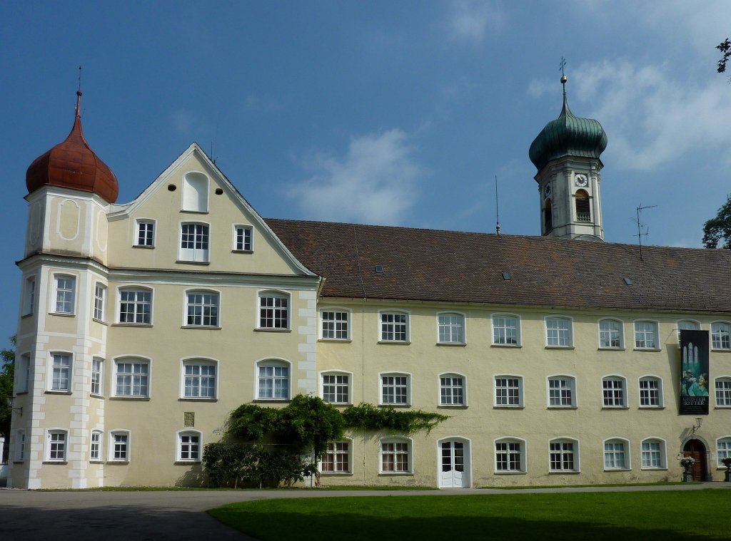 Isny im Allgu, das ehemalige Benediktinerkloster bestand von 1096-1803, wurde dann als Frstenschlo genutzt, dahinter der Turm der Klosterkirche St,Georg und Jakobus, Aug.2012