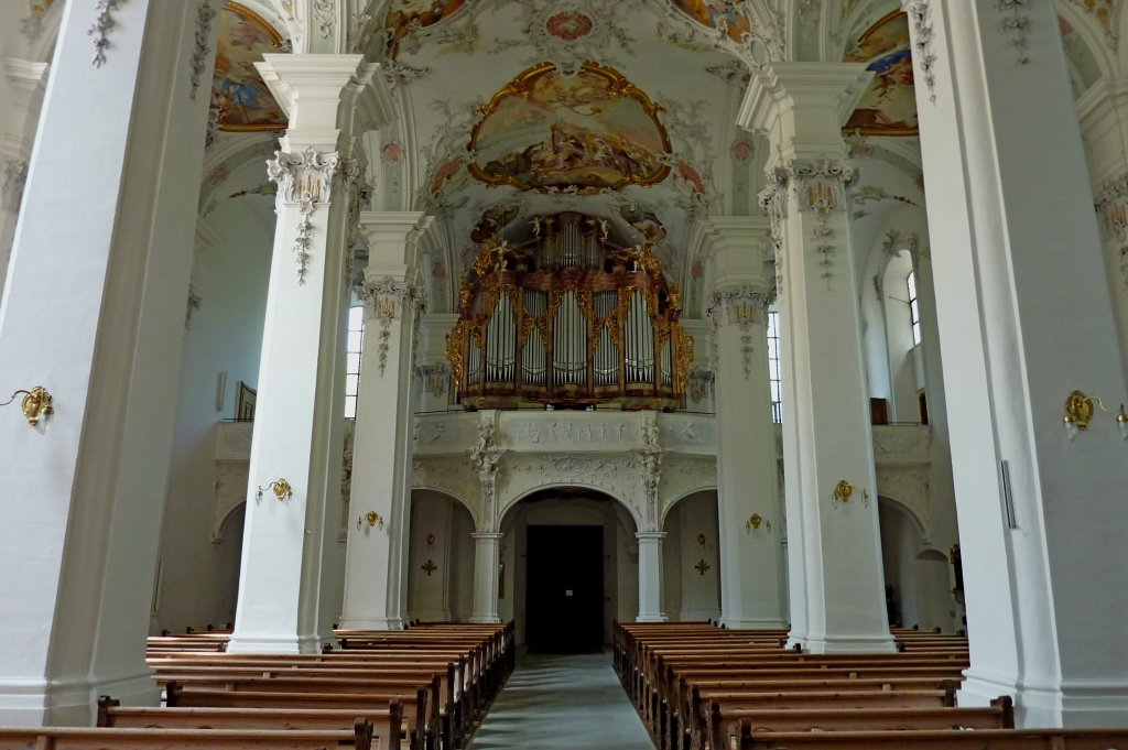 Isny, Blick zur Orgelempore in der ehemaligen Klosterkirche, wurde 1757-64 im Rokokostil ausgestaltet, Aug.2012