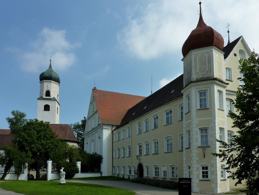 Isny, das ehemalige Benediktinerkloster, links die Nikolaikirche, Aug.2012