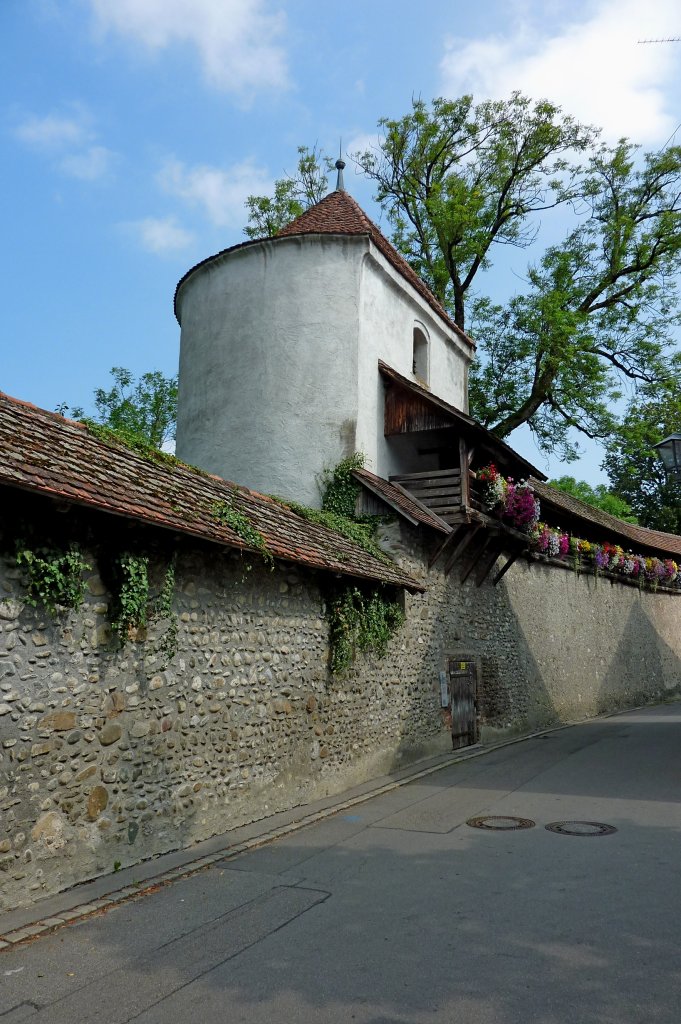 Isny, der Speicherturm aus dem 16.Jahrhundert, dahinter der begebare Wehrgang der Stadtmauer, Aug.2012