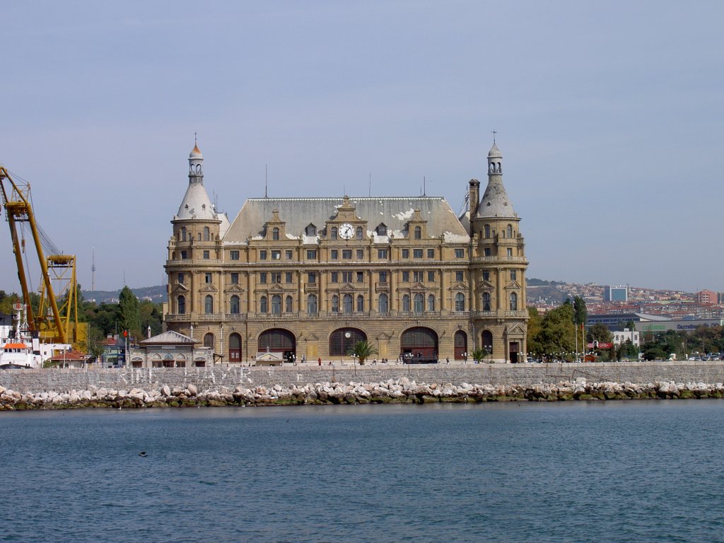 Istanbul, Hayderpasa Bahnhof auf der asiatischen Seite, erbaut von 
1906 bis 1908 durch die Firma Philipp Holzmann (09.10.2005)