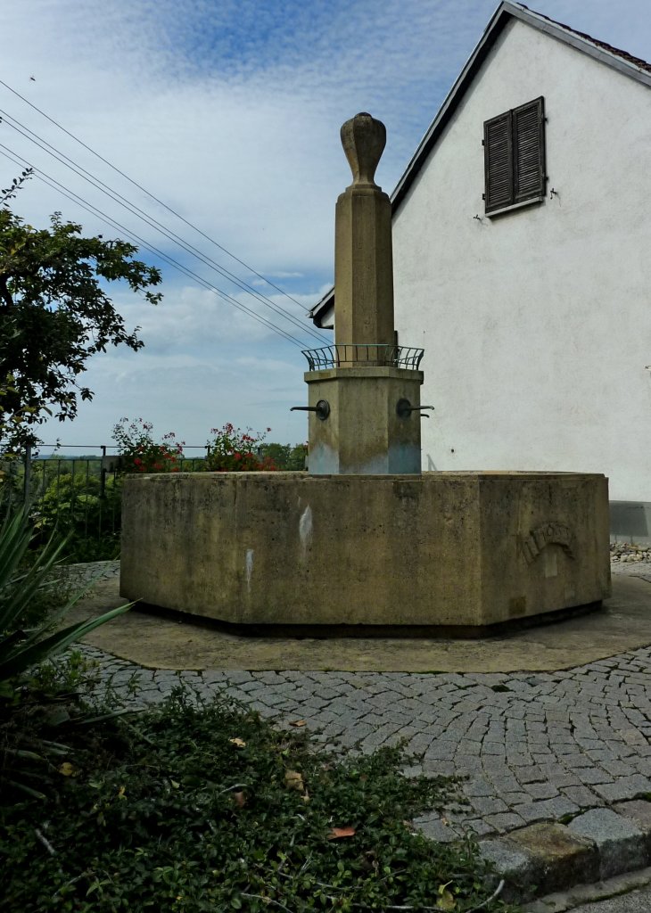 Istein, der 1933 aufgestellte Brunnen auf dem Kirchenvorplatz, Okt.2012