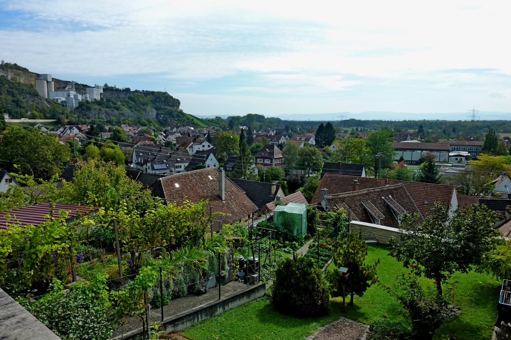 Istein, Blick vom Kirchplatz ber den Ort, am Horizont die Berge der Schweizer Jura, Okt.2012