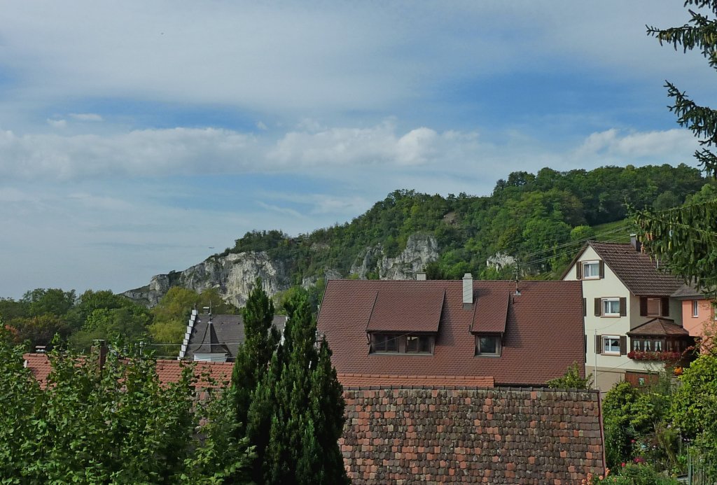 Istein, Blick vom Kirchplatz zum Isteiner Klotz, einem markanten Bergrcken aus Kalkstein, Okt.2012