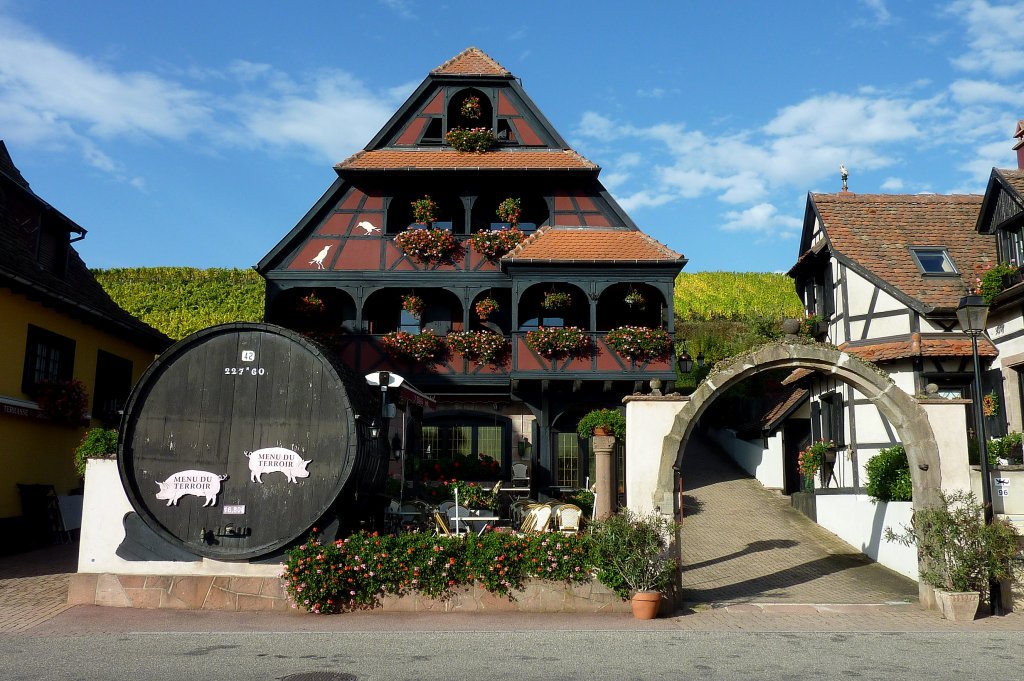 Ittersweiler (Itterswiller), Weinort an der Elser Weinstrae, Blick auf ein Weinlokal, Okt.2012