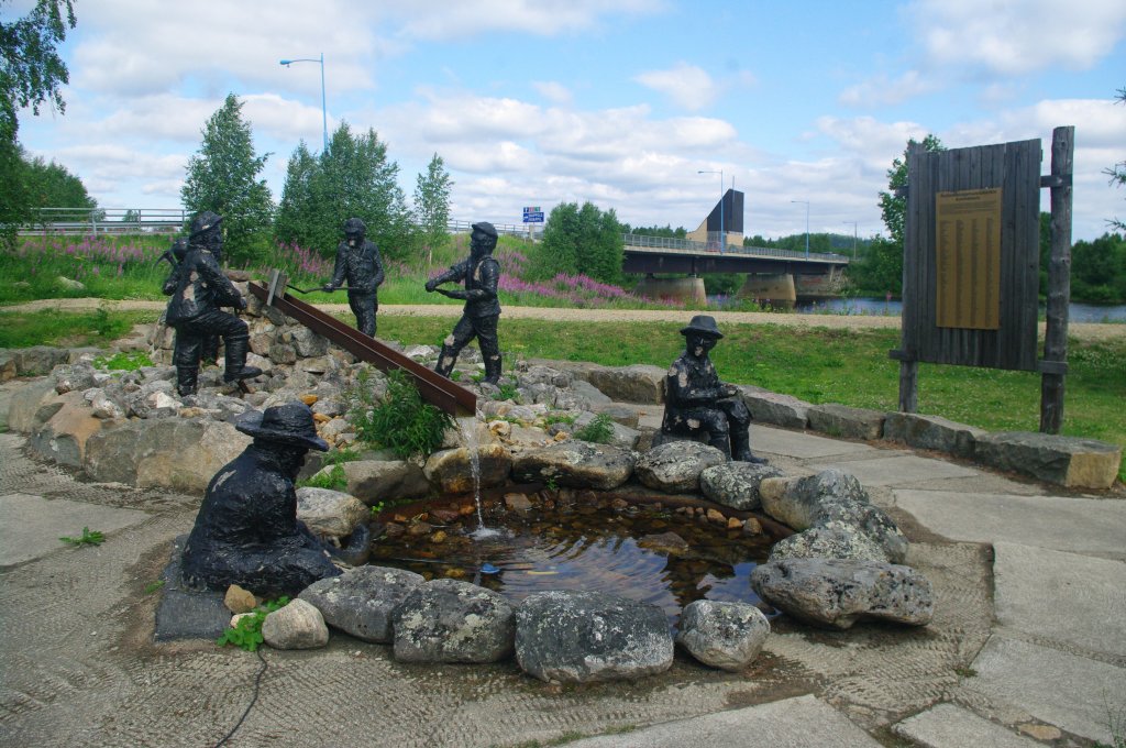 Ivalo, Brunnen an der Brcke ber Ivajoloki, dahinter die neue Pfarrkirche (05.07.2013)