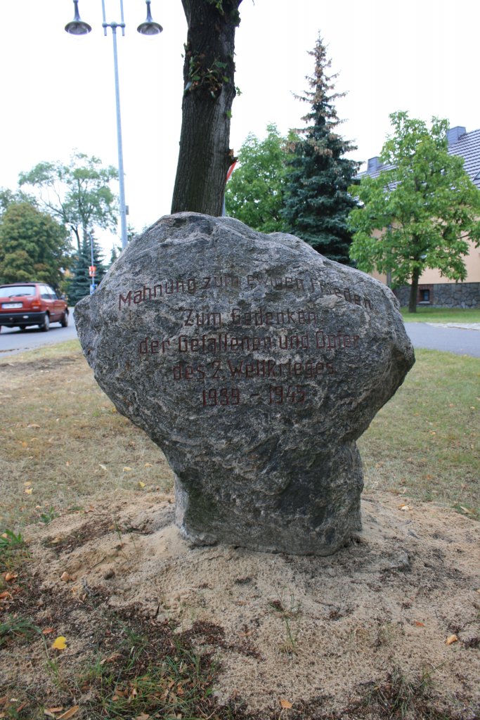 Jnschwalde, Gedenkstein Opfer 2. Weltkrieg, 26.08.09 
