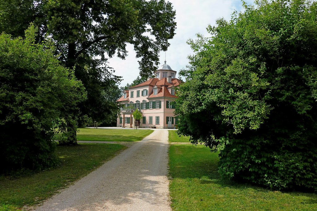 Jagdschlo Lindich bei Hechingen, 1741 erbaut, war Frstensitz und Gstehaus, die Komponisten Hector Berlioz und Franz Liszt weilten hier, heute Privatbesitz, Juli 2011