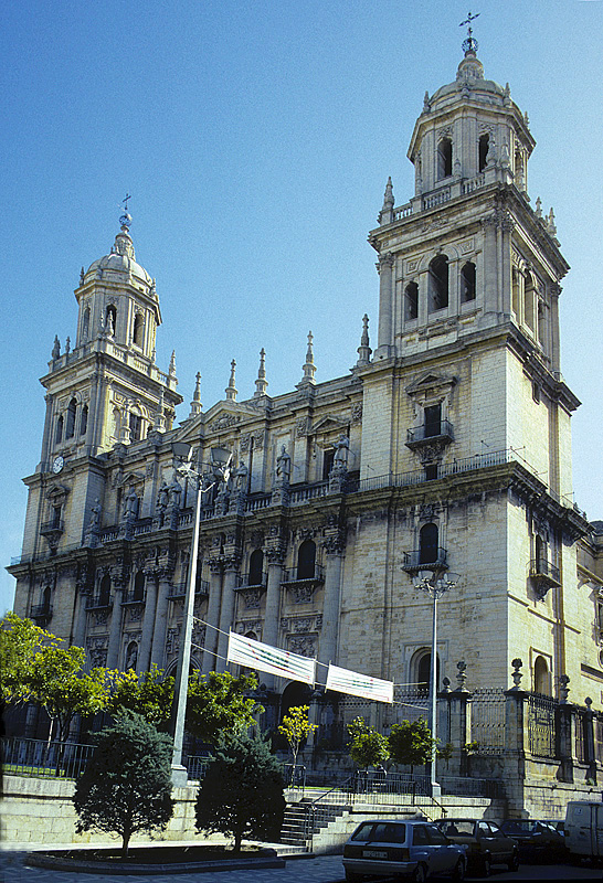 Jaén, Catedral mit Doppelturm-Hauptfassade. Mit dem Renaissance-Bau begann man 1538 nach Plänen und unter Beteiligung von Andrés de Vandelvira. Fertigstellung 1688. Im 18. Jh. Erweiterung mit Sakristei und Sakramentshäuschen. Aufnahme von Juni 1993, HQ-Scan ab Dia.