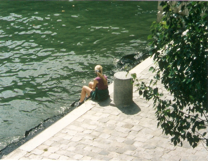  Je suis seule.........  - aber in Paris solltest Du nicht alleine sein, und es ist auch nicht anzunehemen, da diese junge Frau lange alleine am Ufer der Seine sitzen wird. (Juli 1970)