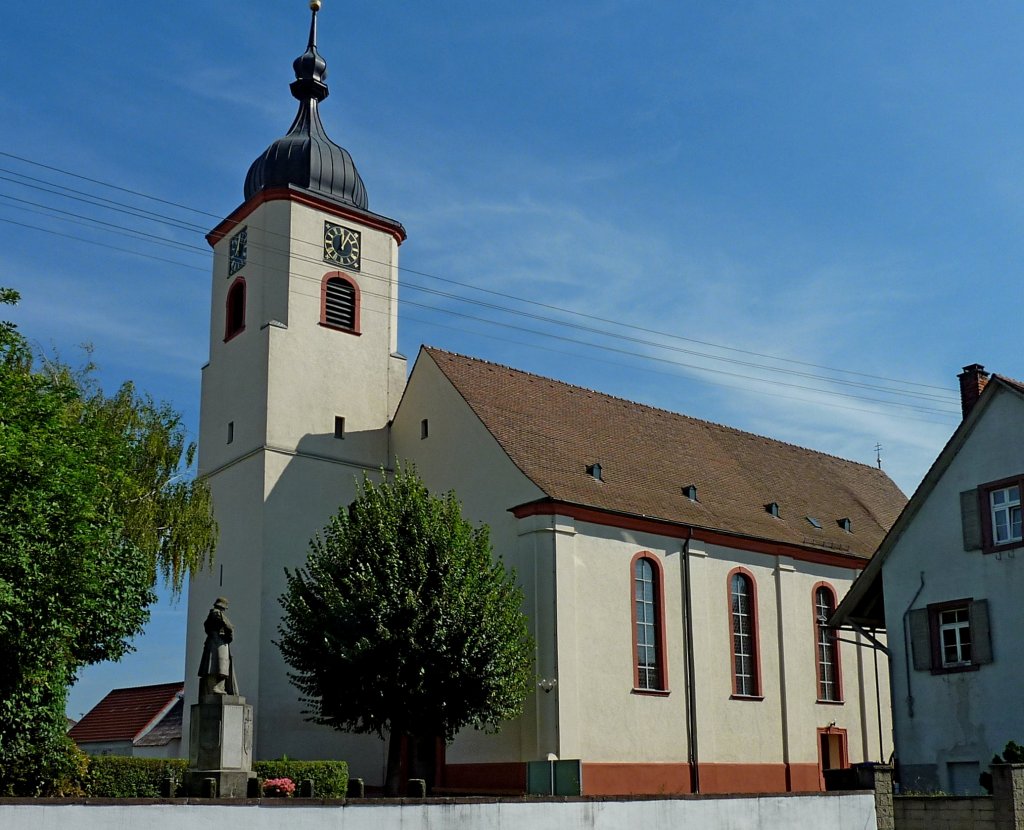Jechtingen am Kaiserstuhl, die katholische Pfarrkirche im sptromanischen Stil, Okt.2012