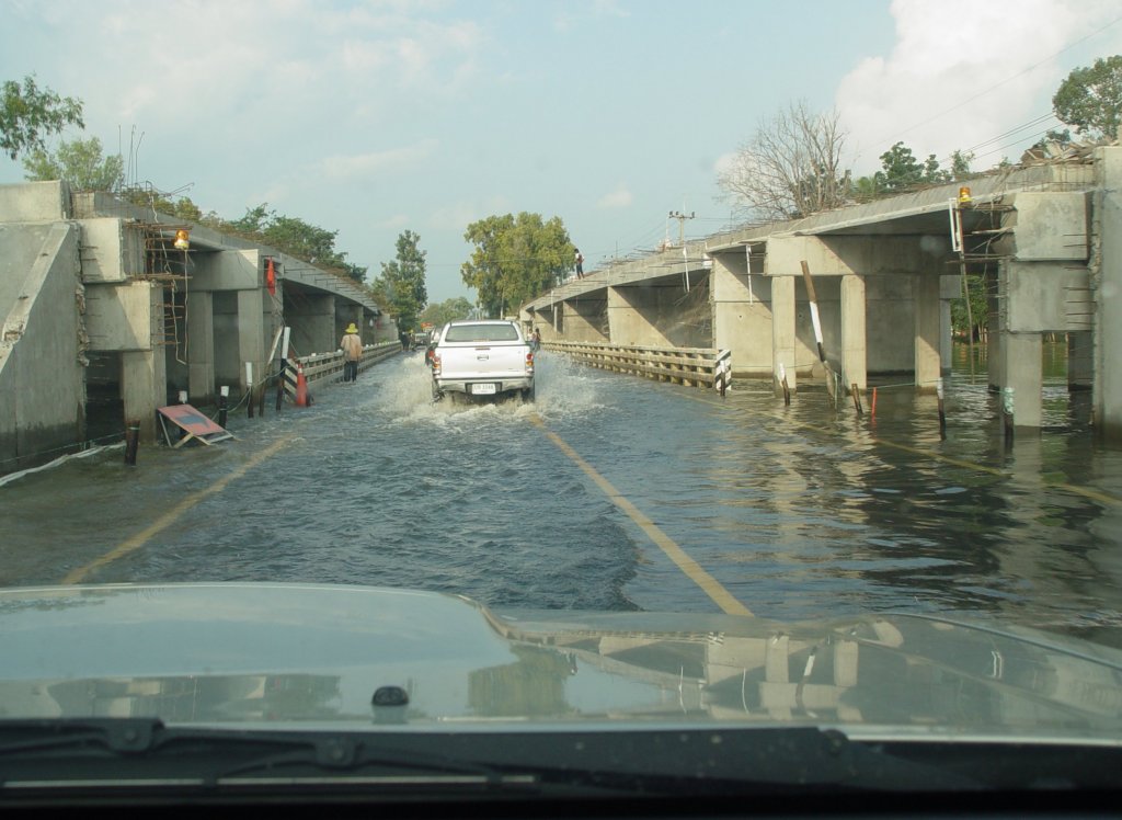 Jedes Jahr zur Regenzeit steigen in Thailand die Flupegel an. Bei der Kleinstadt Lamplaimat im Nordosten des Landes hat der Flu die Brcke berschwemmt (Okt. 2010)