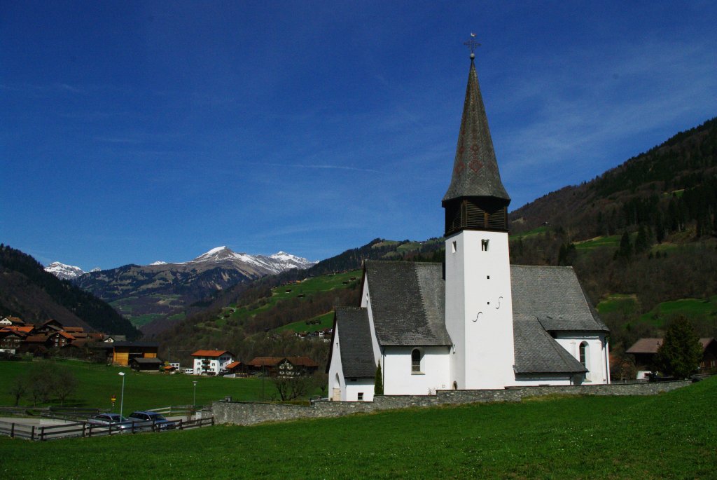 Jenaz bei Klosters, Ref. Kirche, erbaut 1483 (03.04.2011)