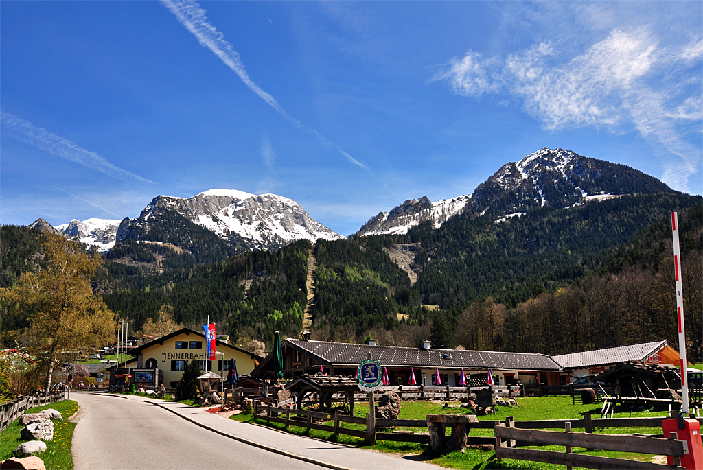 Jennerbahn-Gebude und Hoher Gll (sterreich) - 26.04.2012