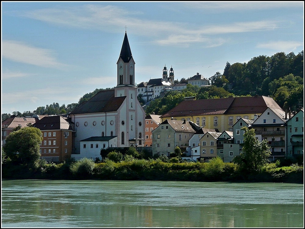 Jenseits des Inns, gegenber der Altstadt von Passau liegt die Innstadt mit der Pfarrkirche St. Gertraud  Sie war ursprnglich die Spitalkirche des 1301 gegrndeten Spitals St.Gertraud. ber die Wallfahrtsstiege (321 Stufen) gelangt man zur Wallfahrtskirche Mariahilf mit dem dazugehrigen Kloster. 16.09.2010 (Jeanny)

