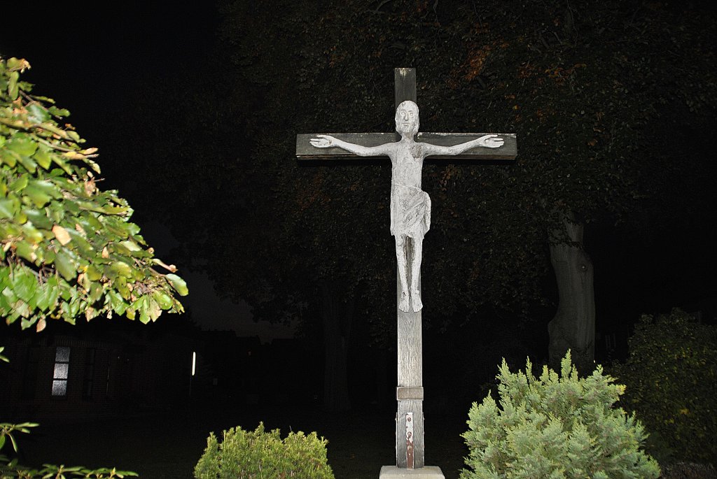 Jesus Kreuz bei Nacht fotografiert. Es steht bei der St.Bernward Kirche in Lehrte. Foto vom 12.10.10.