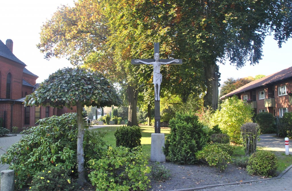 Jesus Kreuz, bei der St. Bernward Kirche, im Lehrte. Foto vom 10.10.2010.