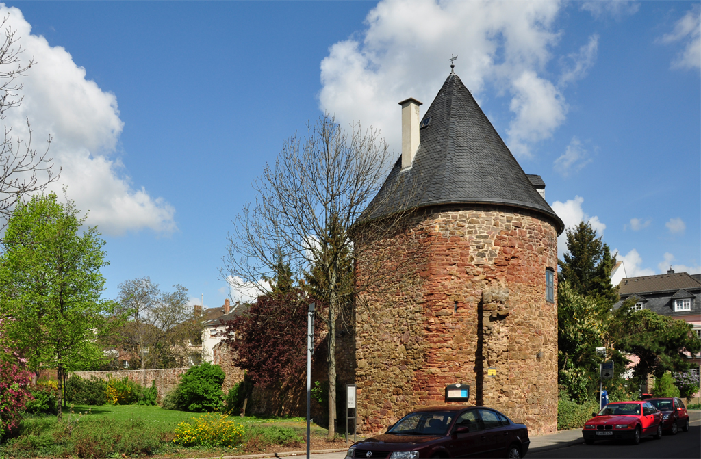 Kahlenturm mit einem Teil Stadtmauer in Euskirchen - 13.04.2011