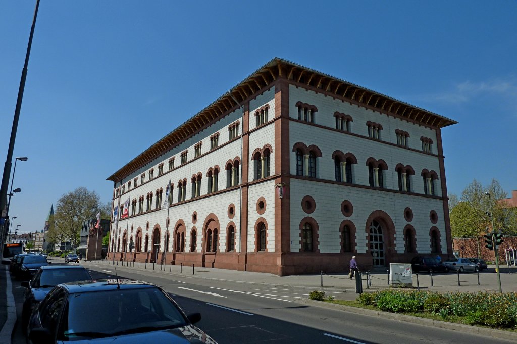 Kaiserslautern, die Fruchthalle im italienischen Frhrenaissance-Stil von 1843-46 erbaut, war die Markthalle fr Getreide und Frchte, 1848-49 Sitz der pflzischen Revolutionsregierung, heute fr Veranstaltungen genutzt, April 2011