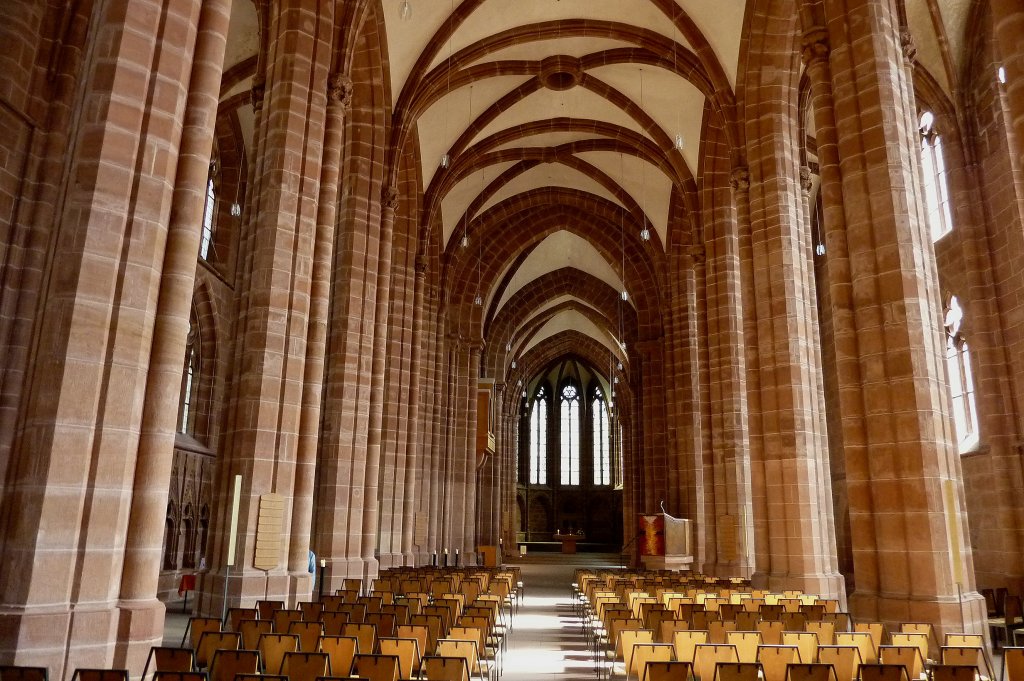 Kaiserslautern, Innenraum der Stiftskirche, Baubeginn um 1250, lteste Hallenkirche zwischen Rhein und Saar und bedeutender gotischer Kirchenbau der Pfalz, heute protestantische Pfarrkirche, April 2011