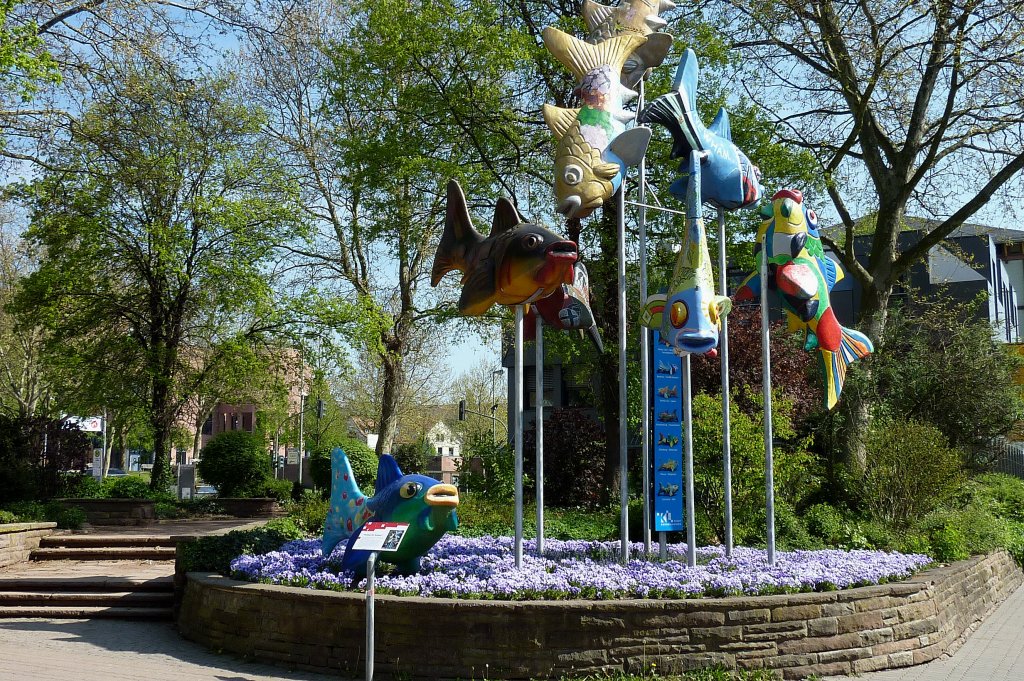 Kaiserslautern, Knstler aus den Partnerstdten gestalteten 2001 die Fisch-Skulptur, Wappentier der Stadt, zum 725 jhrigem Stadtjubilum, April 2011