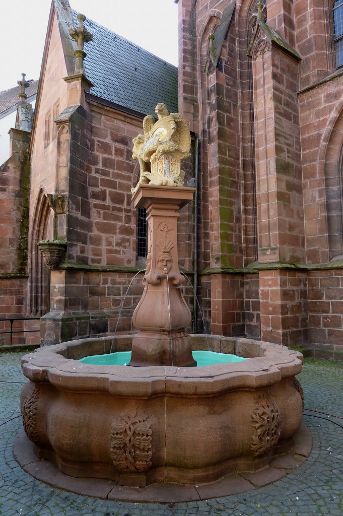Kaiserslautern, der  Schne Brunnen , 1571 erstmals erwhnt, steht vor der Stiftskirche, April 2011