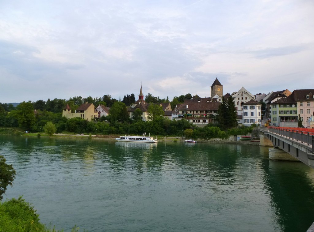 Kaiserstuhl, Blick vom deutschen Ufer ber den Rhein auf die kleinste Stadt der Schweiz (ca. 400 Einwohner), gegrndet 1254, Juli 2013