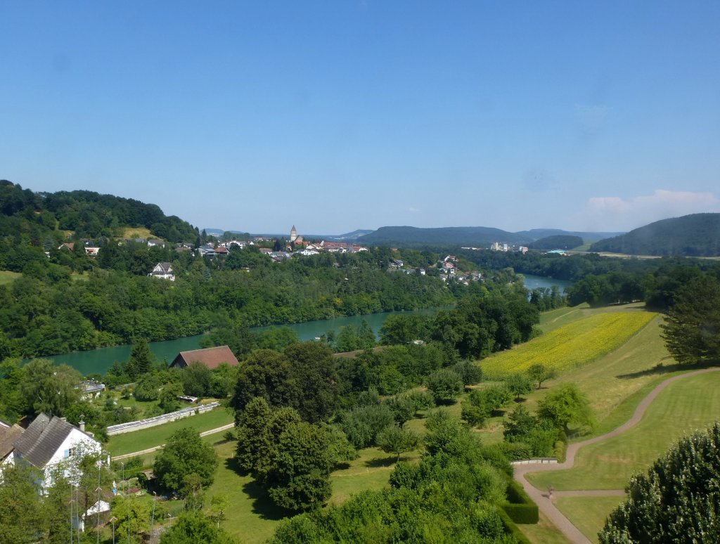 Kaiserstuhl, Blick vom Obertor auf die Landschaft am Hochrhein und die Stadt Hohentengen auf der deutschen Seite, Juli 2013